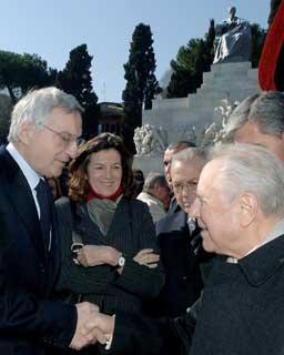 Il Presidente Ciampi con Giorgio La Malfa, dopo aver deposto una corona d'alloro sul Monumento di Giuseppe Mazzini