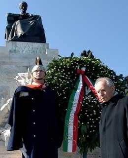 Il Presidente Ciampi, subito dopo aver deposto una corona d'alloro sul Monumento di Giuseppe Mazzini