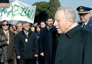 Il Presidente Ciampi, in Piazza Ugo La Malfa, dove ha reso omaggio al Monumento di Giuseppe Mazzini