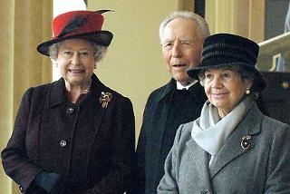 Il Presidente Ciampi con la moglie Franca accolti, a Backingham Palace, da S.M la Regina Elisabetta II