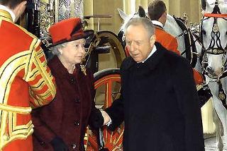 Il Presidente Ciampi con S.M. la Regina Elisabetta II all'arrivo, in carrozza, a Buckingham Palace