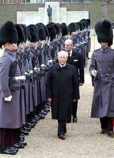 Il Presidente Ciampi, accompagnato da S.A.R. il Principe Filippo, Duca di Edimburgo, durante la cerimonia di benvenuto