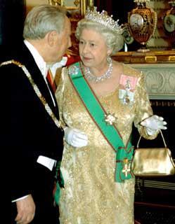 Il Presidente Ciampi con S.M. la Regina Elisabetta II, al pranzo di Stato, a Buckingam Palace