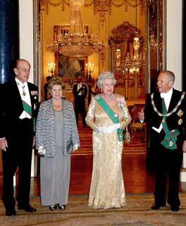 Il Presidente Ciampi con la moglie Franca, S.M. la Regina Elisabetta II e S.A.R. il Principe Filippo Duca di Edimburgo, a Buckingam Palace, poco prima del pranzo di Stato