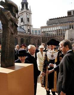 Il Presidente Ciampi con la moglie Franca, Lord Mayor e Vittorio Merloni, durante la cerimonia di consegna di due opere scultoree di Duilio Campellotti