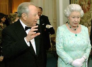 Il Presidente Ciampi con S.M. la Regina Elisabetta II, all'Ambasciata d'Italia durante il ricevimento di restituzione