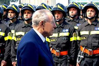 Il Presidente Ciampi passa in rassegna un reparto d'onore in occasione della Festa del Corpo Nazionale dei Vigili del Fuoco