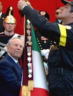 Il Presidente Ciampi con la Bandiera del Corpo Nazionale dei Vigili del Fuoco, in occasione del Giuramento degli Allievi Vigili dei Fuoco Ausiliari alle Capannelle