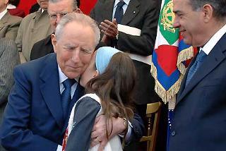 Il Presidente Ciampi abbraccia Rebecca Sperico, madrina per la cerimonia di consegna della Bandiera del Corpo dei Vigili del Fuoco