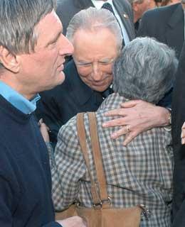 Il Presidente Ciampi, a fianco Don Luigi Ciotti, abbraccia la vedova di Libero Grassi, al termine della cerimonia in Piazza del Campidoglio per la X Giornata della memoria e dell'impegno in ricordo delle Vittime della Mafia