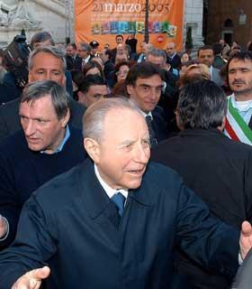 Il Presidente Ciampi con Don Luigi Ciotti in Piazza del Campidoglio in occasione della X Giornata della Memoria e dell'impegno in ricordo delle Vittime della mafia
