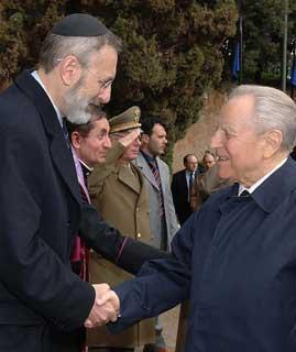 Il Presidente Ciampi con Riccardo Di Segni, Rabbino Capo della Comunità Ebraica di Roma alle Fosse Ardeatine in occasione del 61°anniversario dell'eccidio