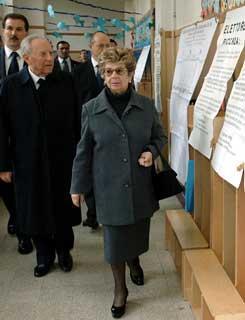 Il Presidente Ciampi con la moglie Franca all'arrivo al seggio elettorale