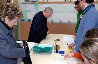Il Presidente Ciampi e la moglie Franca, al seggio elettorale del loro quartiere, durante le operazioni di voto