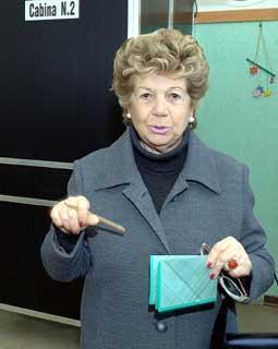 La Signora Franca Pilla Ciampi all'uscita dal seggio, dopo aver votato