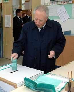 Il Presidente Ciampi durante le operazioni di voto