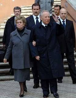 Il Presidente Ciampi in compagnia della moglie Franca all'uscita dal seggio elettorale del suo quartiere dopo aver votato