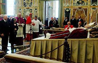 Il Presidente Ciampi con la moglie Franca in raccoglimento davanti alla salma del Pontefice S.S. Giovanni Paolo II, esposta nella Sala Clementina