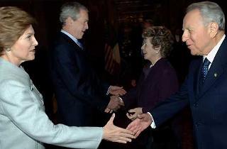 Il Presidente Ciampi con la moglie Franca, accoglie George W. Bush, Presidente degli Stati Uniti d'America e la moglie Laura all'arrivo