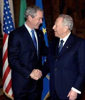 Il Presidente Ciampi con il Presidente degli Stati Uniti d'America George W. Bush, in occasione del loro arrivo a Roma per i funerali del Pontefice Giovanni Paolo II