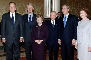 Il Presidente Ciampi con la moglie Franca, il Presidente degli Stati Uniti d'America George W.Bush, la moglie Laura e gli ex Presidenti George Bush e Bill Clinton, in occasione del loro arrivo a Roma per i funerali del Papa Giovanni Paolo II