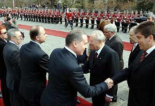 Il Presidente Ciampi, a fianco il Presidente Georgi Parvanov, saluta la delegazione di Bulgaria al termine della cerimonia di benvenuto