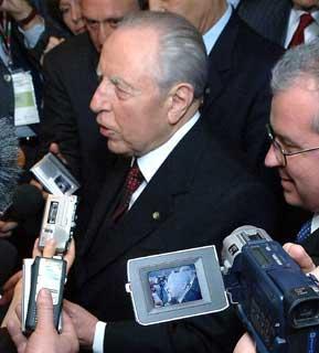 Il Presidente Ciampi durante l'incontro con i giornalisti, al termine della sua visita in Bulgaria
