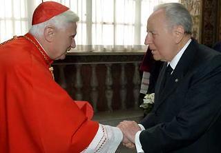 Il Presidente Ciampi e S.Em.za Rev.ma il Cardinale Joseph Ratzinger in un recentissimo incontro. Il nuovo Papa eletto dopo quattro scrutini, il 19 aprile 2005, ha scelto il nome di Benedetto XVI