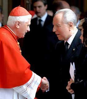 Il Presidente Ciampi, con a fianco la moglie Franca, e S.Em.za Rev.ma il Cardinale Joseph Ratzinger in un recentissimo incontro. Il nuovo Papa eletto dopo quattro scrutini, il 19 aprile 2005, ha scelto il nome di Benedetto XVI