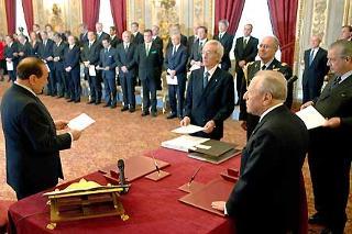 Il Presidente del Consiglio Silvio Berlusconi legge la formula di giuramento davanti al Presidente della Repubblica Carlo Azeglio Ciampi