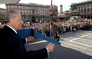 Il Presidente Ciampi in Piazza del Duomo, durante il suo intervento in occasione del 60°anniversario della Liberazione