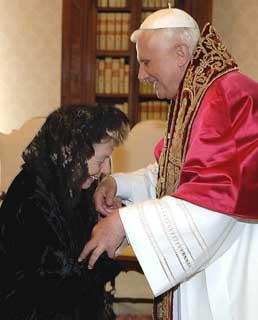 La Signora Franca Pilla Ciampi con il Sommo Pontefice Benedetto XVI in occasione della visita ufficiale nella Santa Sede