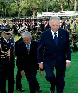 Il Presidente Ciampi, accompagnato dal Ministro della Difesa Antonio Martino, allo Stadio delle Terme di Caracalla, per il 144° anniversario della Costituzione dell'Esercito Italiano