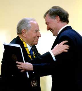 Il Presidente della Ciampi riceve l'abbraccio del Presidente della Repubblica di Germania, Horst Koeler, subito dopo il conferimento del Premio Internazionele Carlo Magno, nella Sala dell'Incoronazione
