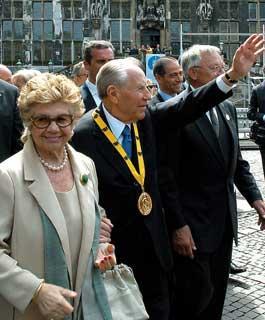 Il Presidente Ciampi con la moglie Franca, davanti al Duomo, risponde al saluto dei cittadini dopo aver ricevuto, nella Sala dell'Incoronazione, il Premio Internazionale Carlo Magno