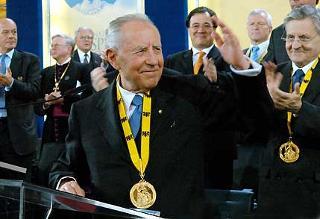 Il Presidente Ciampi al termine del suo intervento, in occasione della cerimonia di conferimento del Premio Internazionale Carlo Magno