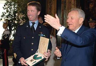 Il Presidente Ciampi con l'astronauta Col. Roberto Vittori, insignito dell'onorificenza di Commendatore dell'Ordine al Merito della Repubblica Italiana, in occasione della &quot;Festa dell'Europa&quot;