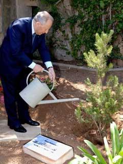 Il Presidente Ciampi mette a dimora un albero nel parco del Palazzo di San Anton