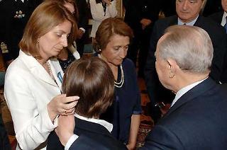Il Presidente Ciampi, si intrattiene con il familiari di Nicola Lipari, in occasione della cerimonia di consegna della Medaglia d'Oro al Valor Militare alla vedova Signora Rosa Villecco