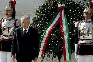 Il Presidente Ciampi, subito dopo aver reso omaggio al Milite Ignoto, in occasione della Festa della Repubblica