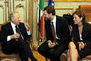 Il Presidente Ciampi si intrattiene con i figli di Beniamino Andreatta, Filippo ed Eleonora, in occasione dela presentazione del volume &quot;La riforma dell'ONU&quot;