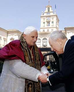 Il Presidente Ciampi accoglie il Santo Padre Benedetto XVI al suo arrivo al Quirinale