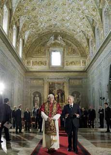 Il Presidente Ciampi con il Santo Padre Benedetto XVI in visita alla Cappella Paolina