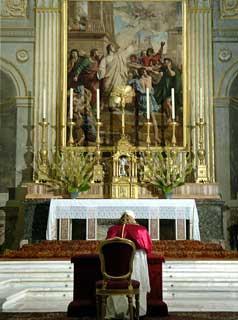 Il Santo Padre Benedetto XVI in preghiera nella Cappella Paolina,in occasione della visita ufficiale al Quirinale