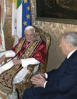 Il Presidente Ciampi a colloquio con Sua Santità Benedetto XVI, nel suo studio al Quirinale