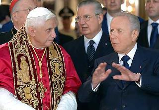 Il Presidente Ciampi con il Santo Padre Benedetto XVI. Al centro della foto il Segretario generale del Quirinale Gaetano Gifuni