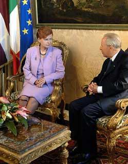 Il Presidente Ciampi con Vaira Vike-Freiberga, Presidente della Repubblica di Lettonia durante i colloqui