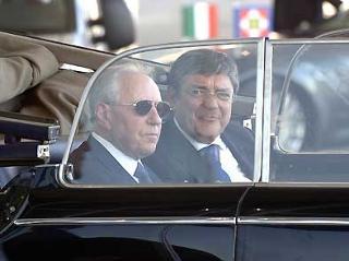 Il Presidente Ciampi con Luigi Roth, Presidente della Fondazione fiera di Milano, durante la visita ai padiglioni della nuova Fiera, a bordo di una auto d'epoca
