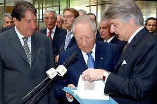 Il Presidente Ciampi nella foto con il Presidente ed il Direttore del &quot;Sole 24 Ore&quot; Innocenzo Cipolletta e Ferruccio De Bortoli, durante la visita al giornale