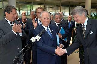 Il Presidente Ciampi, nella foto con Innocenzo Cipolletta e Ferruccio De Bortolo, rispettivamente Presidente e Direttore del "Sole 24 Ore", in occasione della visita alla sede del giornale